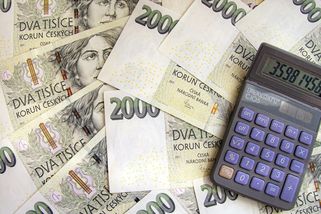 Výsluhy, výsluhy a zase výsluhy. Díra do rozpočtu státu - Médium.cz